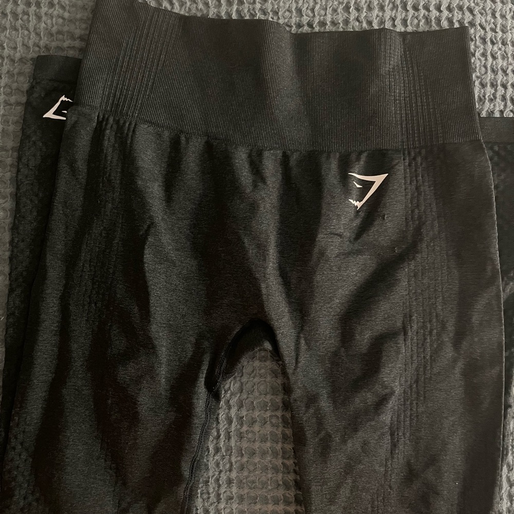 Gym shark leggings- Small